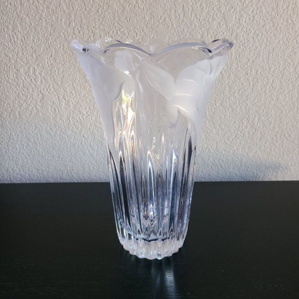 Studio Nova Mikasa Wild Lily Crystal Vase Frosted Etched Floral Scalloped 10”